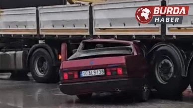 Akaryakıt İstasyonu Çıkışında Tıra Çarpan Otomobil Hurdaya Döndü