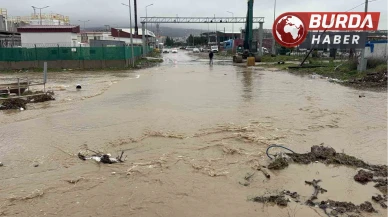 Çanakkale'de Kepez Çayı Taştı, Yollar Trafiğe Kapatıldı