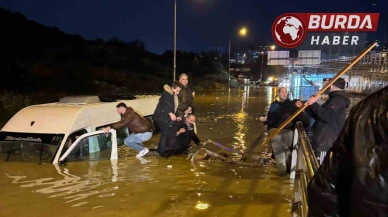 Kuşadası'nda Sel Sularına Gömülen Minibüsteki Yolcular Kurtarıldı