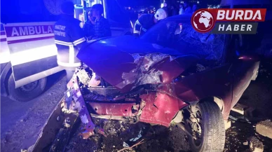 Ağaca çarpan otomobilde 3 kişi yaralandı