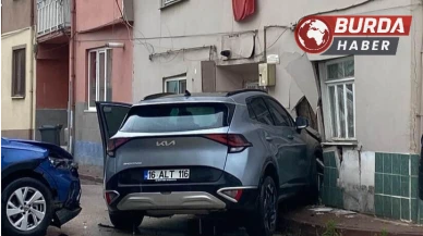 Bursa'da otomobil ile çarpışan cip eve girdi