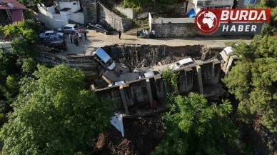 Hatay'da aşırı yağışla birlikte çöken yol 5 aracı yuttu