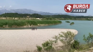 Aksu Çayı’na giren 3 gençten biri akıntıya kapılarak kayboldu