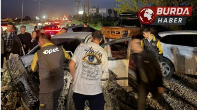 Kontrolden çıkan otomobil park halindeki araçları hurdaya çevirdi