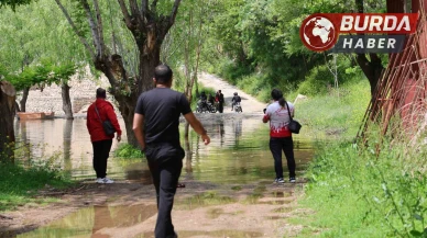 Keban Barajı kapaklarını açılınca işyeri bahçeleri sular altında kaldı