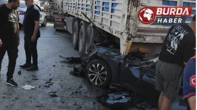 İzmir’de kaza: Tıra adeta ok gibi saplandı