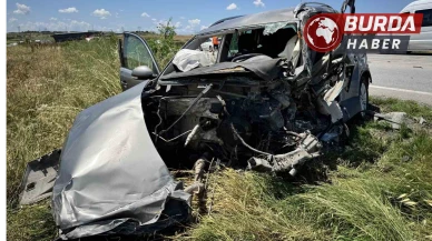 Trafik kazasında hurdaya dönen otomobilin sürücüsü hayatını kaybetti