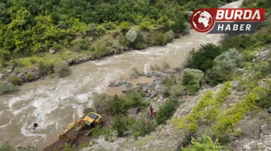 Artvin’de dereye düşen aracı sudan çıkartmak için çalışmalar sürüyor