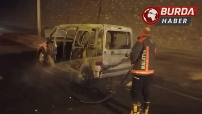 Malatya'da seyir halindeki aracı aniden alevler kapladı.