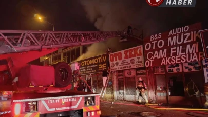 Bir iş yerinde çıkan yangın, bitişiğindeki 3 dükkana daha sıçradı.