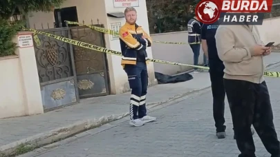 Yalova’da bir şahıs eşini sokak ortasında öldürdü.