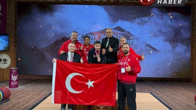 Yusuf Fehmi Genç, silkmede dünya üçüncüsü oldu.