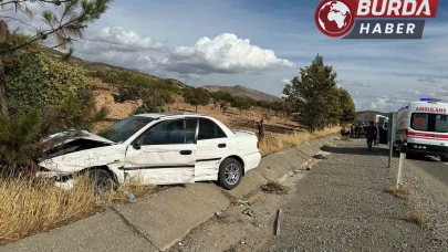 Kaza sonucu otomobil ile hafif ticari araç çarpıştı, 3 kişi yaralandı