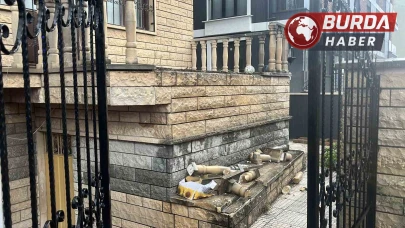 Kocaeli'de 14 yaşındaki çocuğun üzerine beton korkuluk düştü.