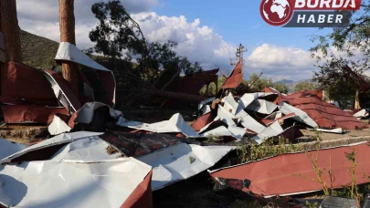 Hortum öğrenciler içerideyken okulu vurdu, çatıyı uçurdu.