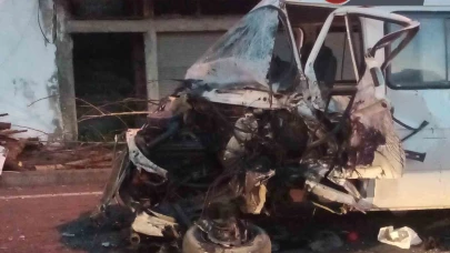 Ordu’da çekici kamyonet ile minibüs kafa kafaya çarpıştı.