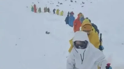 Everest’te fırtına nedeniyle bin kişi dağda mahsur kaldı.
