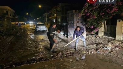 Tatil merkezi Çeşme, gece saatlerinde şiddetli yağışa teslim oldu.