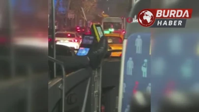 İETT Otobüsünde Şaşırtıcı Anlar: Şoför, Ayağını Akbil Alanına Uzattı