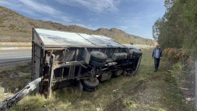 Yolda ilerlerken direksiyonu kilitlenen kamyon, şarampole devrildi.