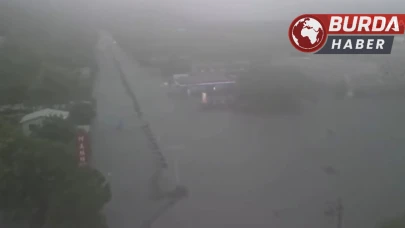 Foça, 1 saatlik şiddetli yağmur sonrası sele teslim oldu!