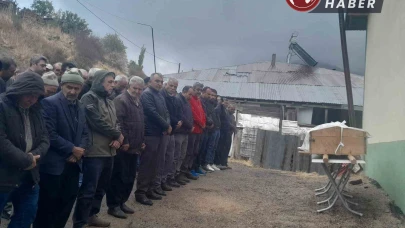 Yangında ölen iki kardeşin cenazesi aynı mezara defnedildi.