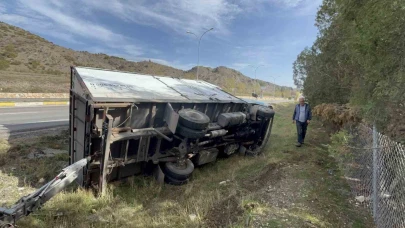 Yolda ilerlerken direksiyonu kilitlenen kamyon, şarampole devrildi.