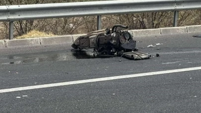 Tofaş marka otomobilin motoru fırladı: 2 kişi yaralandı