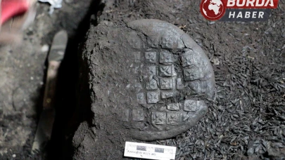 Karaman’daki kazıda bin 300 yıllık bezemeli arpa ekmekleri bulundu.