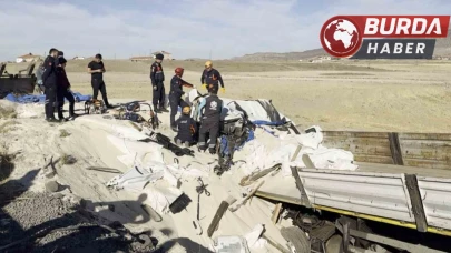 Kum Yüklü Tır Şarampole Uçtu, Sürücü Kabinde Hayatını Kaybetti