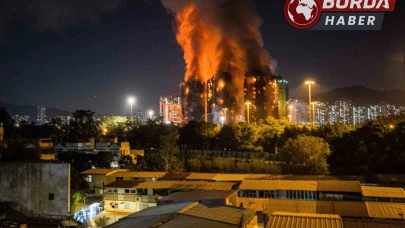 Hong Kong'da Gökdelende Çıkan Yangında 13 Kişi Hayatını Kaybetti