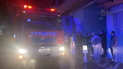 Sakarya'da Yıldırım Binanın Çatısına Düştü Mahalleli Panikledi