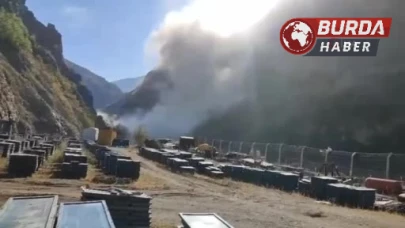 Artvin'de Kopan Dev Kaya Nehre Düştü, Öğrenciler Evlerine Gönderildi