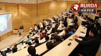 Başörtülü Öğrenciye Hakaret Eden Hoca Eğitimden Men Edildi