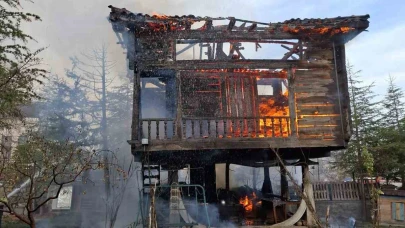 Ankara'da 200 Yıllık Serender Yangında Kül Oldu