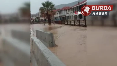 İzmir'de Şiddetli Yağmur Nedeniyle Yollar Adeta Dereye Döndü