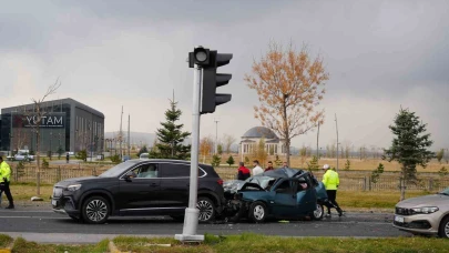 Freni Boşalan Kamyon Zincirleme Kaza Yaptı: 2 Kişi Yaralandı
