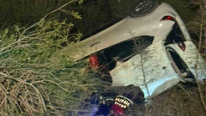 Araç Devrildi: Sürücü, Kurtarma Ekipleri Tarafından Halatla Çıkartıldı