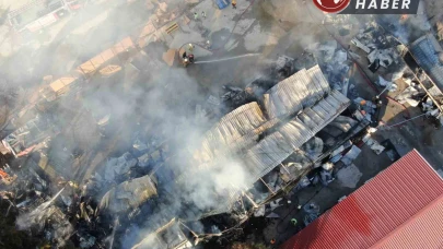 İzmir'de Şantiyede Yangın Çıktı: 5 Konteyner ve 2 Araç Kül Oldu