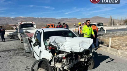 Niğde-Kayseri Karayolunda Otomobil ile Kamyon Çarpıştı: 1 Ağır Yaralı