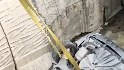 Sürücüsü Direksiyon Hakimiyetini Kaybeden Otomobil Su Kanalına Uçtu