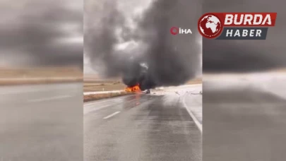 Yağmur Nedeniyle Kayganlaşan Yolda Meydana Gelen Kazada Araç Alev Aldı