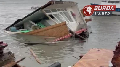 Sinop’ta Şiddetli Fırtına Balıkçı Barınağını Harabeye Çevirdi