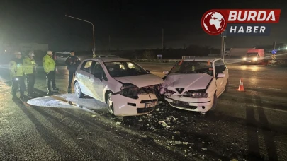 Kırmızı Işık İhlali Sonucu Meydana Gelen Kazada 2 Kişi Yaralandı