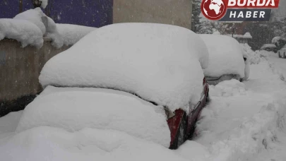 Şırnak'ta Şiddetli Kar Yağışı: Araçlar Kar Altında Kayboldu