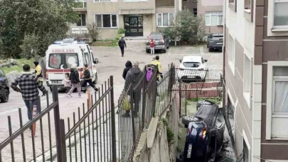 Ehliyetsiz Sürücünün Otomobili Apartmana Uçtu Ev Camına Çarptı