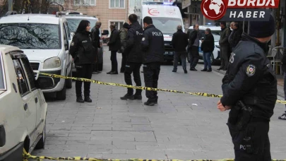 Akli Dengesi Bozulan Şahıs Yoldan Geçenlere Bıçakla Saldırdı, 3 Yaralı