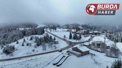 Uludağ'a Beklenen Kar Yağdı: Zirve 10 Santimetreye Kadar Beyazladı