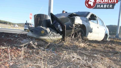 Konya'da Trafik Kazası: Otomobil Trafik Işığı Direğine Çarptı