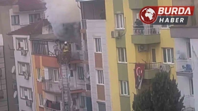 Manisa'da Ev Yangınında 6 Kedi Telef Oldu, 2 Kişi Dumandan Etkilendi